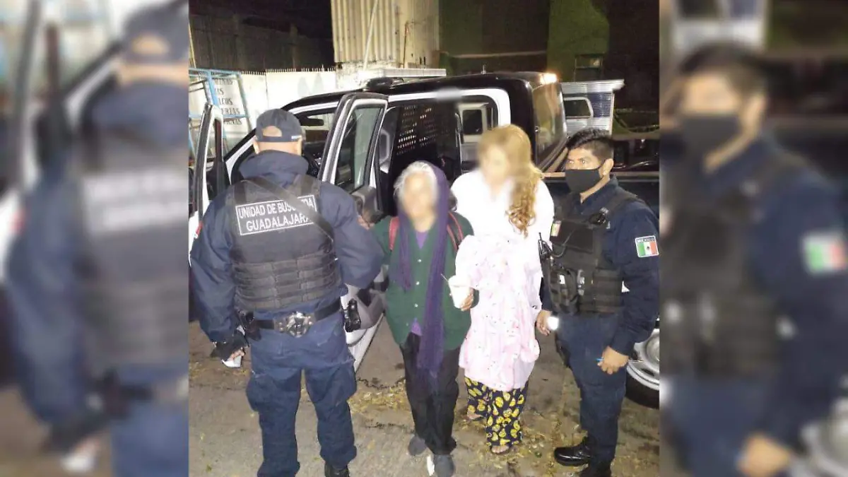 Policias rescatan a mujer extraviada